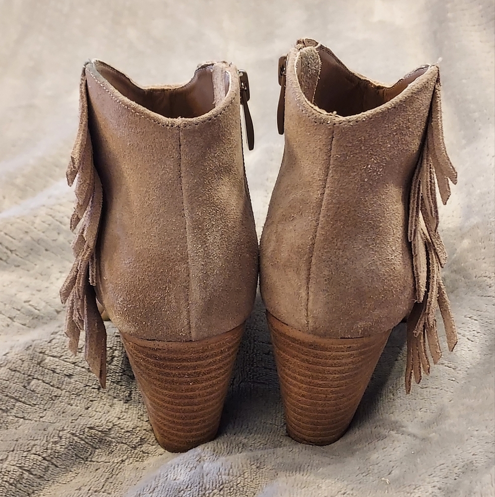 Tahari Camila Booties Suede Tan Beige Fringe Western 8 Boho Festival - Picture 5 of 14